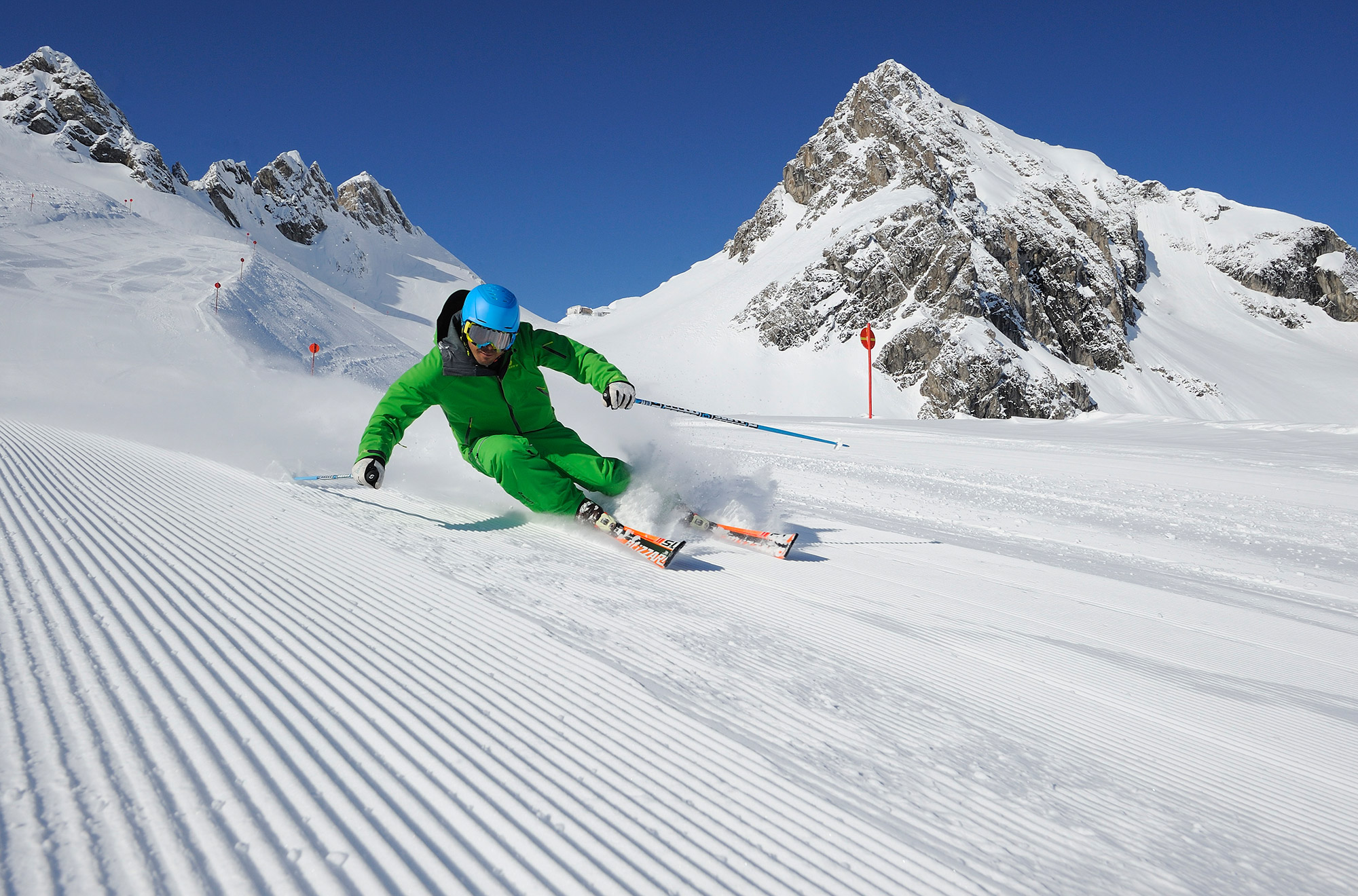 Горный лыжник. St anton am Arlberg. Горные лыжи. Горнолыжный спорт. Горнолыжник на склоне.